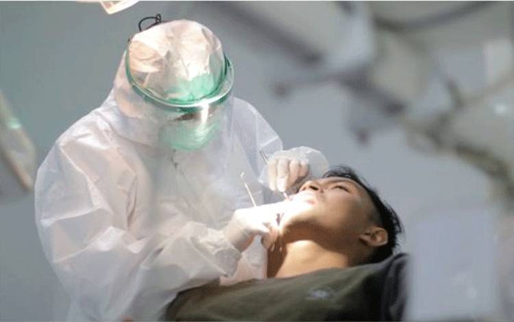 ILUSTRASI - Dokter gigi memeriksa gigi pasien sambil mengenakan APD lengkap (ANTARA/HO - Humas RSUD dr. Iskak Tulungagung)