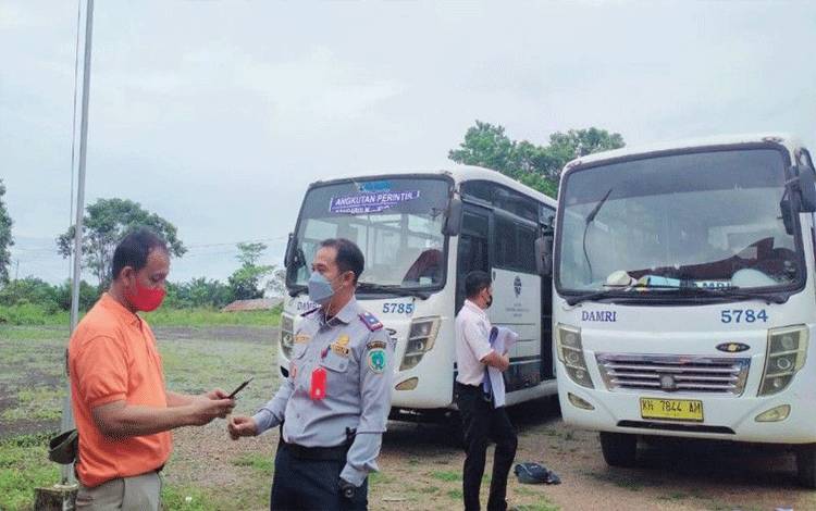 Dishub Lamandau memantau bus milik DAMRI di Nanga Bulik, Kamis, (13/1/2021). (ANTARA/Ho-Dishub Lamandau)