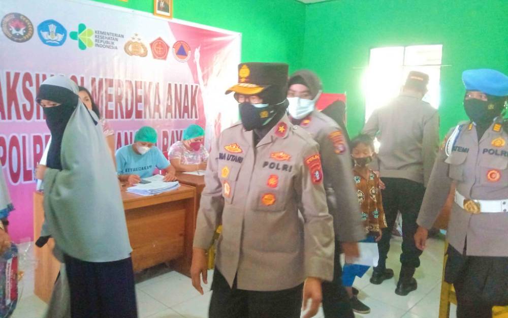 Wakapolda Kalteng Brigjen Pol Ida Oetari Poernamasasi meninjau pelaksanaan vaksinasi di Pesantren Hidayatullah Kota Palangka Raya.