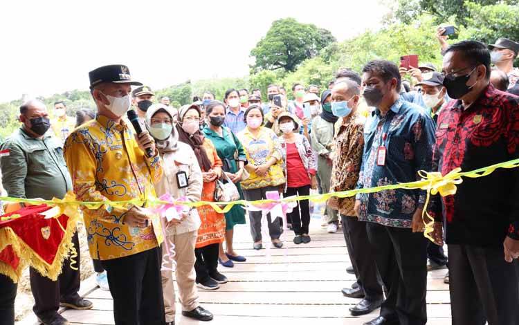 Bupati Gunung Mas, Jaya S Monong meresmikan secara simbolis Lumbung Pangan Masyarakat (LPM) di Desa Tumbang Kuayan, Kecamatan Rungan Barat, Jumat 14 Januari 2022