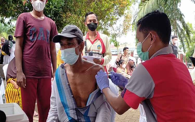 Tenaga kesehatan di Kotim saat menyuntik vaksin terhadap lansia di Kecamatan Parenggean