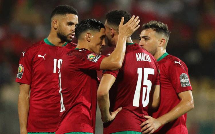 Pemain Maroko Selim Amallah dan rekan-rekannya merayakan kemenangan atas Kepulauan Comoros dalam laga  Grup C Piala Afrika 2021 di Stade Ahmadou Ahidjo, Yaounde, Kamerun, 14 Januari  2022. (REUTERS/MOHAMED ABD EL GHANY)