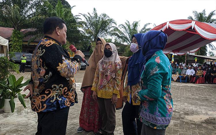 Bupati Kotim Halikinnor, saat mendengar curhatan 4 orang guru honor sekolah yang sudah 22 tahun mengajar namun tidak diangkat menjadi kontrak daerah.