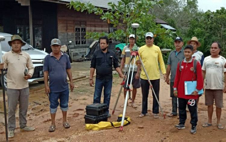 Kepala Bidang Koperasi Disdagperinkop Kapuas, Rostam Effendi mendampingi tim BPN Kabupaten Kapuas ukur tanah milik pelaku UMKM di Kapuas.