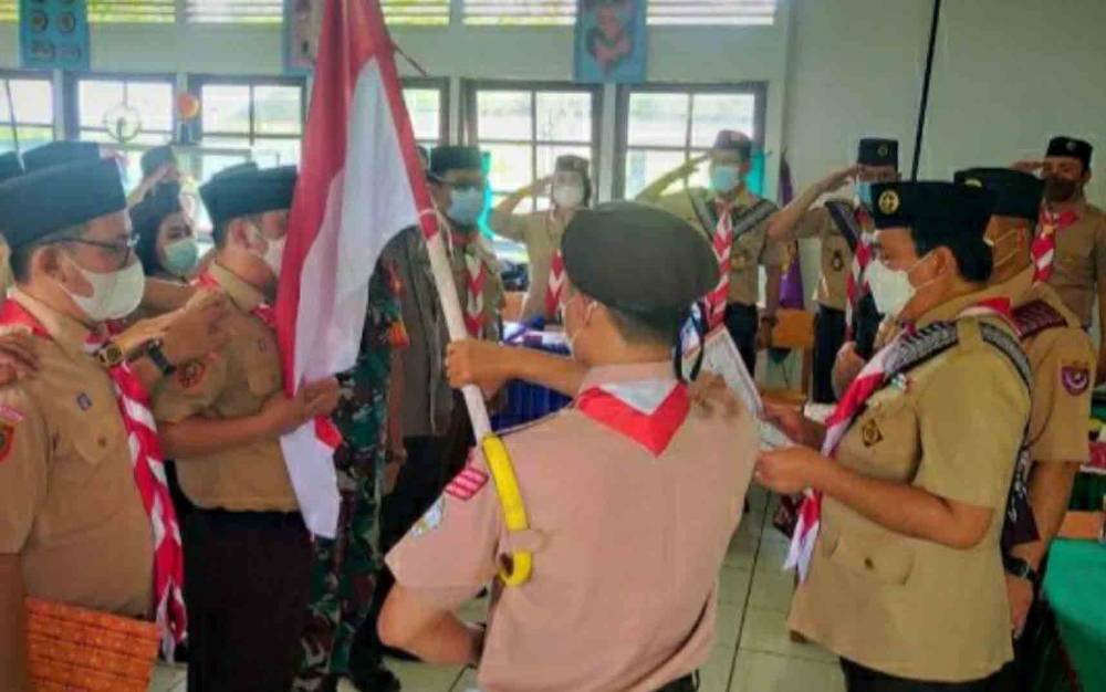 Ketua Kwarcab Pramuka Kapuas, Suwarno Muriyat saat melantik Mabiran dan Kwaran Kecamatan Kapuas Tengah.