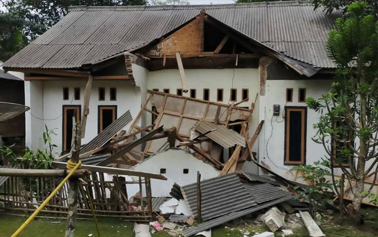 Dampak kerusakan pada gempa yang melanda Kabupaten Pandeglang, Banten, Jumat (14/1/2022). ANTARA/HO-BNPB