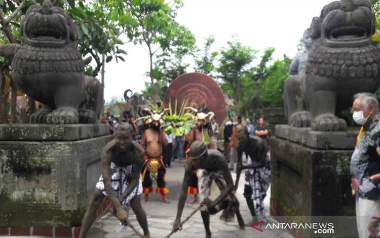 Pertunjukan seni meramaikan pembukaan Borobudur Edupark di Kabupaten Magelang, Sabtu (15/1/2022). ANTARA/Heru Suyitno