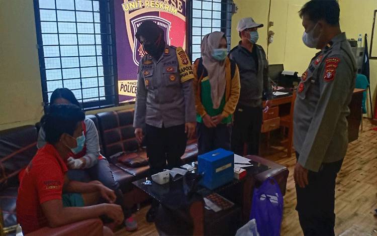 Kapolsek Kapuas Murung AKP Siti Rabiyatul Adawiyah saat meninjau pelaksanaan vaksinasi covid-19 bagi para tahanan polsek.