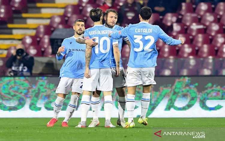 Penyerang Lazio Ciro Immobile (kedua kanan) melakukan selebrasi bersama rekan-rekannya seusai mencetak gol ke gawang Salernitana dalam laga lanjutan Liga Italia di Stadion Arechi, Salerno, Italia, Sabtu (15/1/2022) waktu setempat