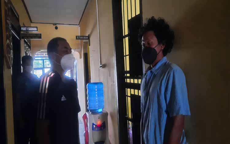 Kapolsek Arut Selatan Kompol Saipul Anwar saat mengintrogasi pelaku pencurian