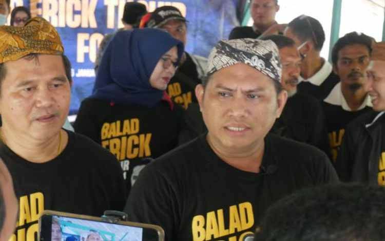 Sekjen Balad Erick Thohir, Natsir Amir memberikan keterangan kepada media terkait deklarasi dukung Erick Thohir maju Capres 2024 di Ciamis, Jawa Barat, Minggu (16/1/2022)