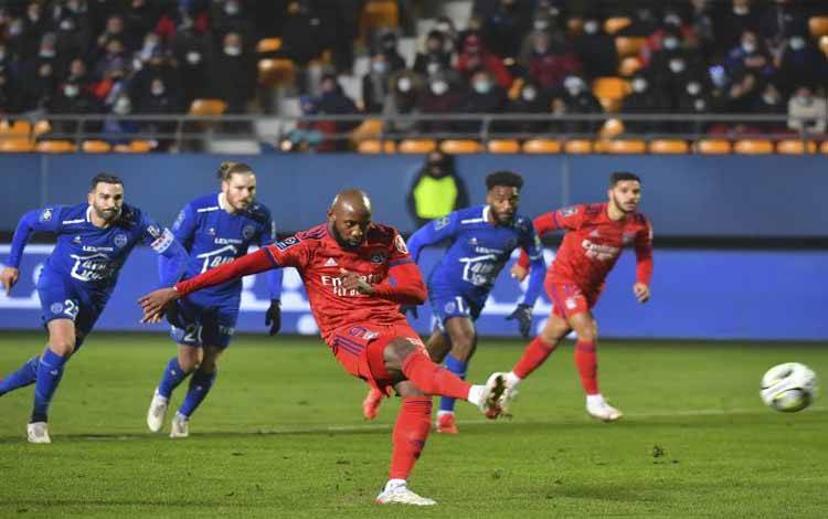 Striker Lyon Dembele Moussa mencetak gol ke gawang Troyes dari titik putih dalam pertandingan Liga Prancis di Stade de l'Aube, Prancis, 16 Januari 2022