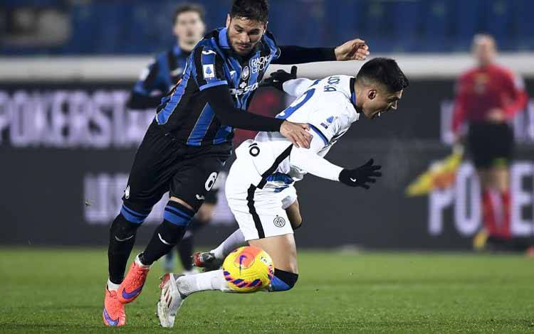 Pemain Inter Milan Joaquin Correa dilanggar oleh pemain Atalanta Jose Luis Palomino dalam pertandingan Serie A antara Atalanta BC dan FC Internazionale di Bergamo, Italia, Senin 16 Januari 2022