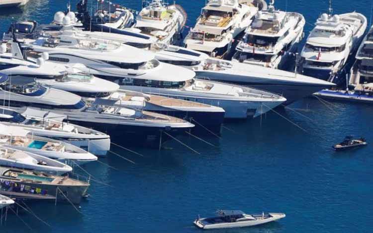  Kapal-kapal mewah terlihat dalam Monaco Yacht Show, pameran kapal pesiar paling bergengsi di dunia, di pelabuhan Monaco, September 2021
