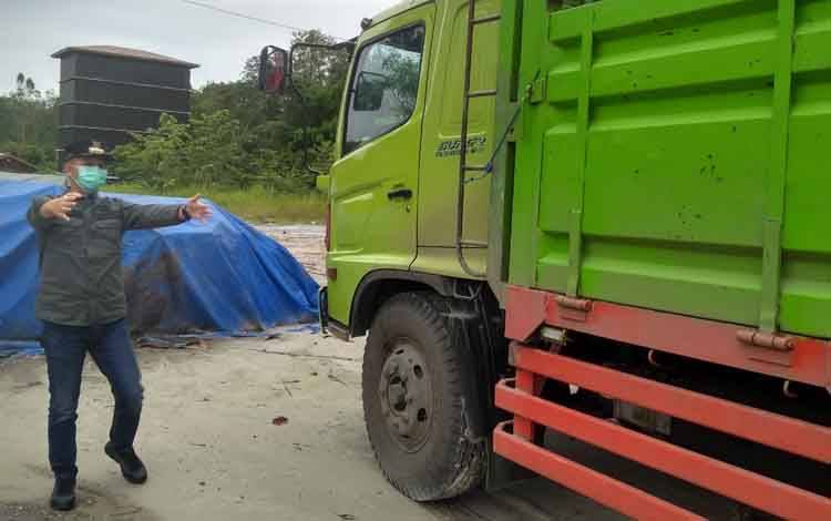 Bupati Gunung Mas, Jaya S Monong menegur truk muatan PBS yang masih nekat melintas di ruas jalan Palangka Raya - Kuala Kurun yang sedang diperbaiki.