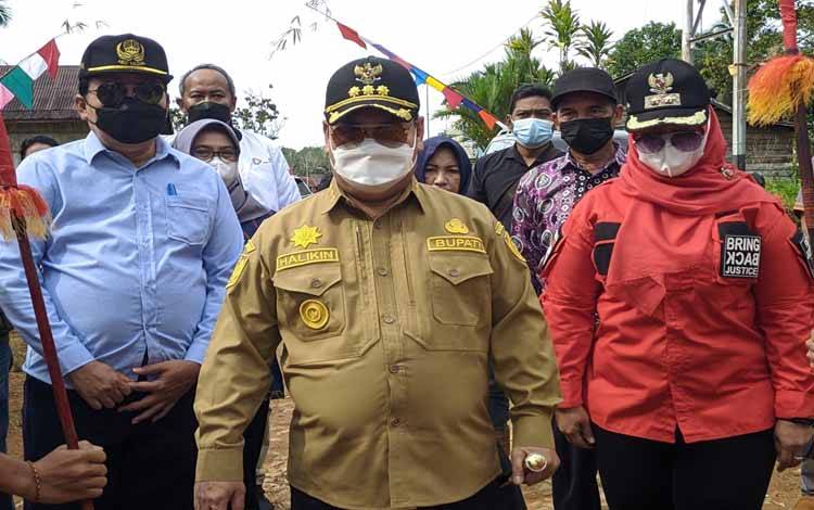Bupati Kotim Halikinnor didampingi Wakil Bupati Irawati, serta Sekda Kotim Fajrurrahman saat menghadiri kegiatan di wilayah pedalaman 