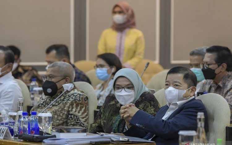Menteri Perencanaan Pembangunan Nasional (PPN)/Badan Perencanaan Pembangunan Nasional (Bappenas) Suharso Monoarfa (kanan) mengikuti rapat panitia kerja dengan Panitia Khusus (Pansus) Rancangan Undang-Undang Ibu Kota Negara (RUU IKN) di Kompleks Parlemen, Jakarta, Kamis (13/1/2022)
