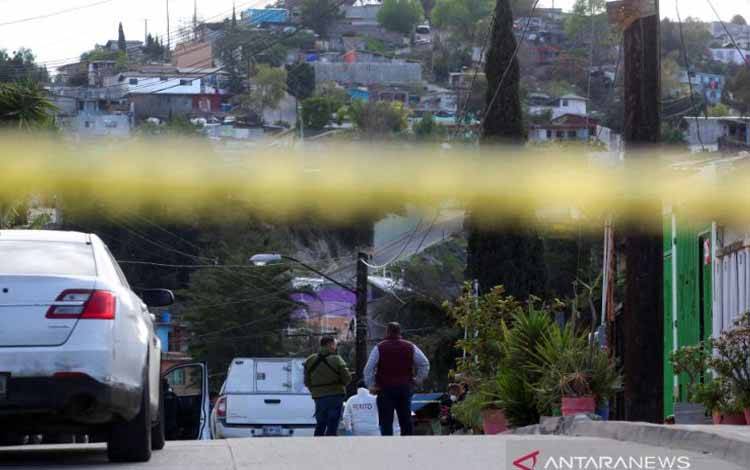 Petugas bekerja di lokasi tempat jurnalis foto Meksiko Margarito Martinez Esquivel terbunuh di luar rumahnya di Tijuana, Meksiko, 17 Januari 2022