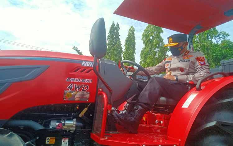Kapolda Kalteng Irjen Nanang Avianto saat mengecek sekaligus mencoba salah satu traktor
