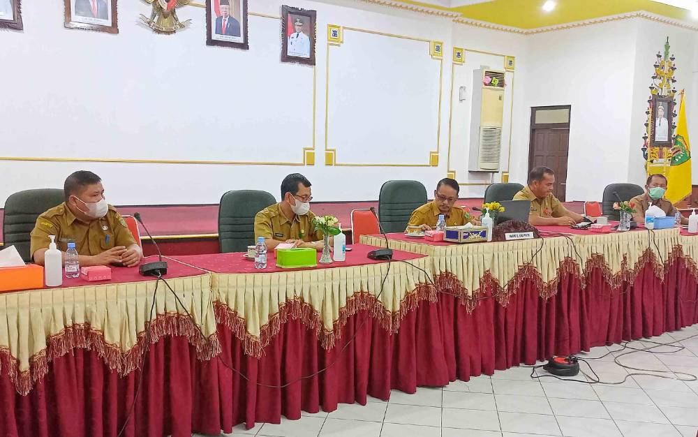 Wakil Bupati Barito Timur Habib Said Abdul Saleh (dua dari kanan) didampingi Asisten I, II dan III serta Direktur PDAM, saat menyampaikan jawaban kepala daerah terhadap pemandangan umumfraksi pendukung dewan atas pengajuan Raperda PDAM Tirta Janang.