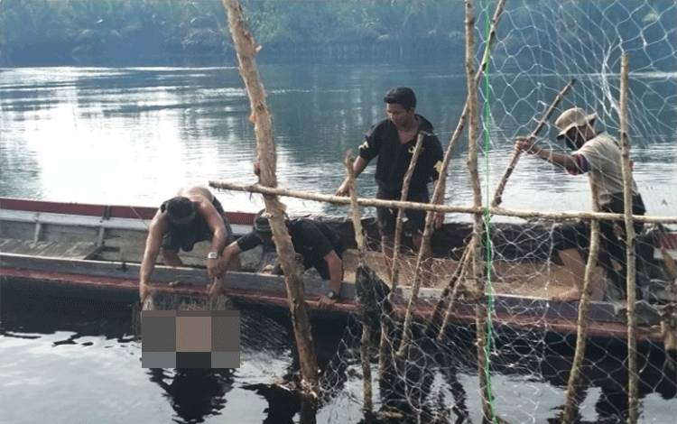  Jasad korban M ditemukan warga di pinggir Sungai Sebangau, Selasa, 18 Januari 2022.