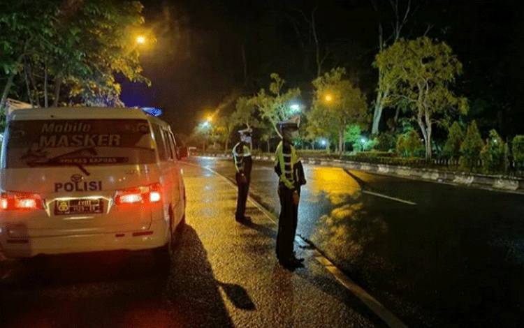 Personel Satlantas Polres Kapuas saat melaksanakan patroli malam mencegah balapan liar di Kota Kuala Kapuas.