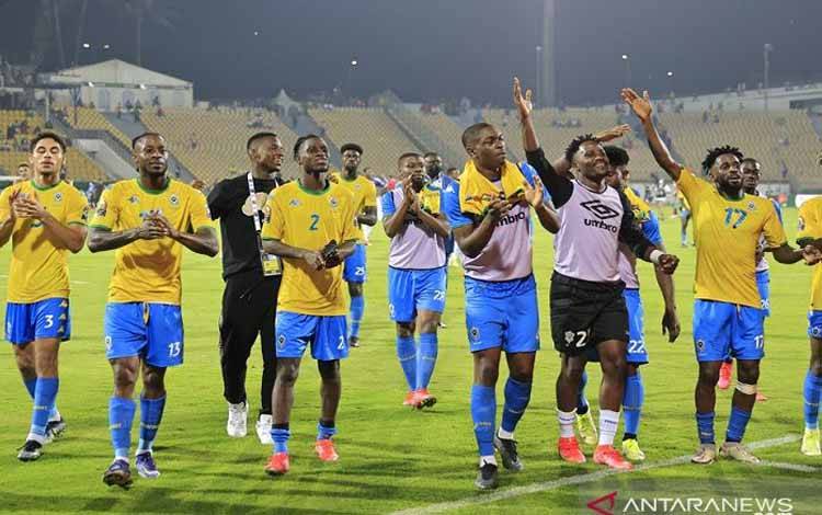 Para pemain tim nasional Gabon melakukan selebrasi dan berterima kasih kepada suporternya seusai memastikan lolos ke babak 16 besar Piala Afrika 2021 setelah mengimbangi Maroko 2-2 dalam pertandingan penyisihan Grup C di Stadion Ahmadou Ahidjou, Yaounde, Kamerun, Selasa (18/1/2022) waktu setempat