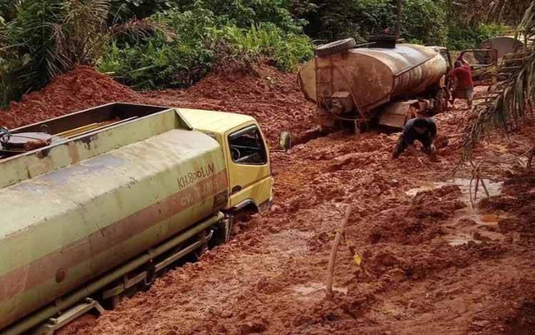 Jalan rusak parah di wilayah utara Kotim harus membuat banyak kendaraan terjebak di kubangan lumpur