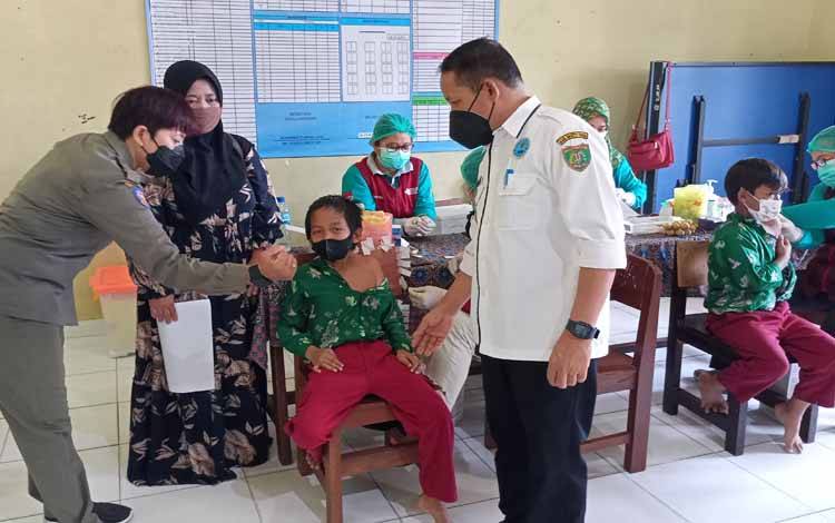 Wakil Bupati Barito Timur, Habib Said Abdul Saleh saat meninjau vaksinasi anak usia 6-11 tahun di Madrasah Ibtidaiyah Al-Fitrah Tamiang Layang