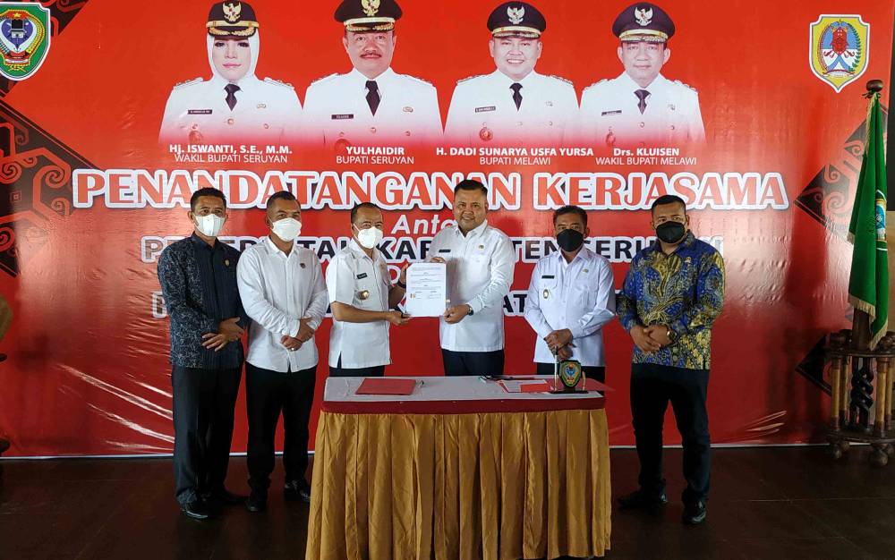 Bupati Seruyan dan Bupati Melawi saat melaksanakan penandatanganan perjanjian kerjasama antar kedua daerah, Rabu, 19 Januari 2022 di Kuala Pembuang