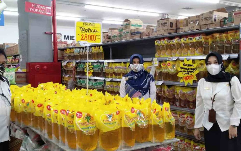 Kabid Perdagangan Disdagperinkop Kapuas, Anita Sumarni saat memantau harga jual minyak goreng di salah satu pusat perbelanjaan di Kuala Kapuas pada Rabu, 19 Januari 2022.