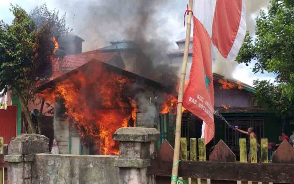 Sejumlah warga saat berupaya menyiram api yang membakar warung di Kecamatan Antang Kalang, menggunakan peralatan seadanya. 