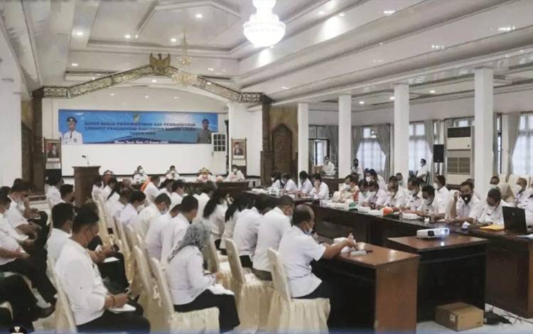 Rapat kerja pemerintahan dan pembangunan lingkup Pemkab Barito Utara tahun 2021 di gedung Balai Antang Muara Teweh, Rabu, 19 Januari 2022.