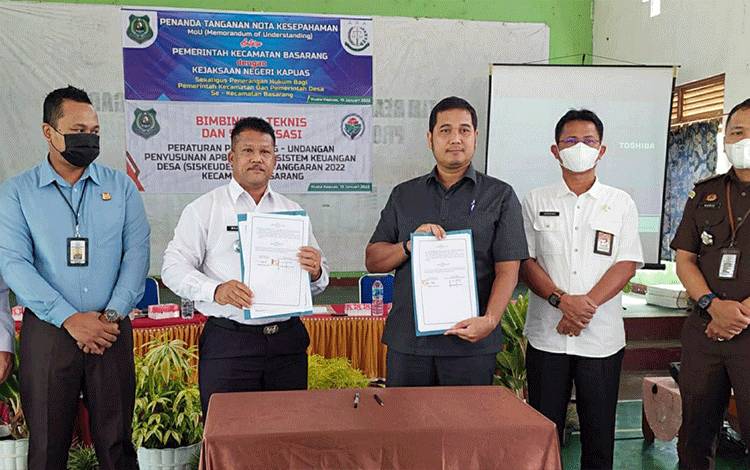 Kajari Kapuas, Arif Raharjo dan Camat Basarang, Mujiono menunjukkan nota kesepakatan MoU yang telah ditandatangani pada Rabu, 19 Januari 2022.