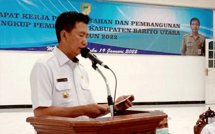 Bupati Barito Utara, H Nadalsyah memberikan arahan pada kegiatan rapat kinerja pemerintahan dan pembangunan tahun 2021 di gedung Balai Antang Muara Teweh, Rabu, 19 Januari 2022.