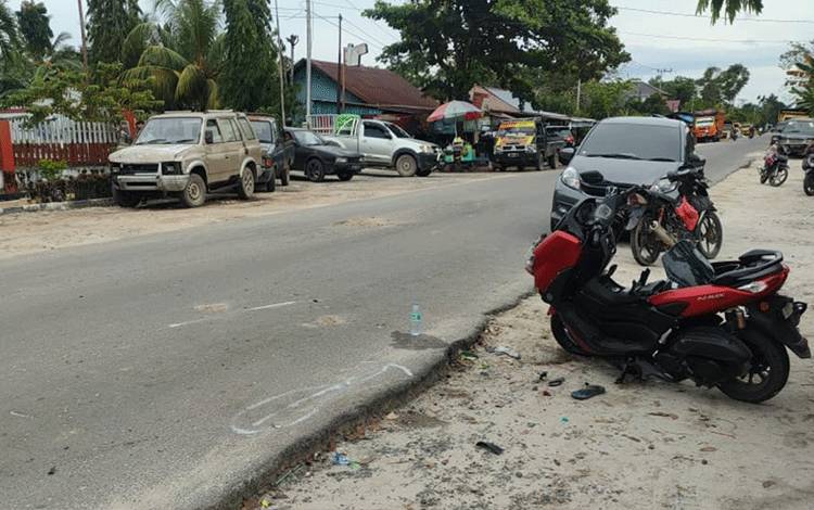 Motor NMAX yang terlibat kecelakaan diparkir di tepi jalan sebelum diamankan polisi.