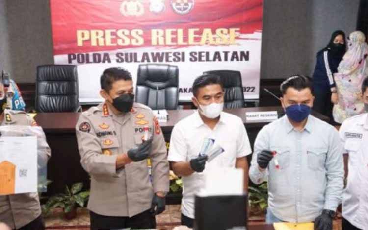 Kabid Humas Polda Sulsel Kombes Komang Suartana (dua dari kiri) saat merilis kasus pemalsuan tes PCR dan swab antigen palsu di Makassar, Rabu (19/1/2022)