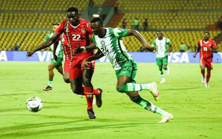 Pemain Nigeria Umar Sodiq berebut bola dengan pemain Guinea Bissau Opa Sangante dalam pertandingan Grup D Piala Afrika 2021 di Stade Roumde Adjia, Garoua, Kamerun, 19 Januari 2022