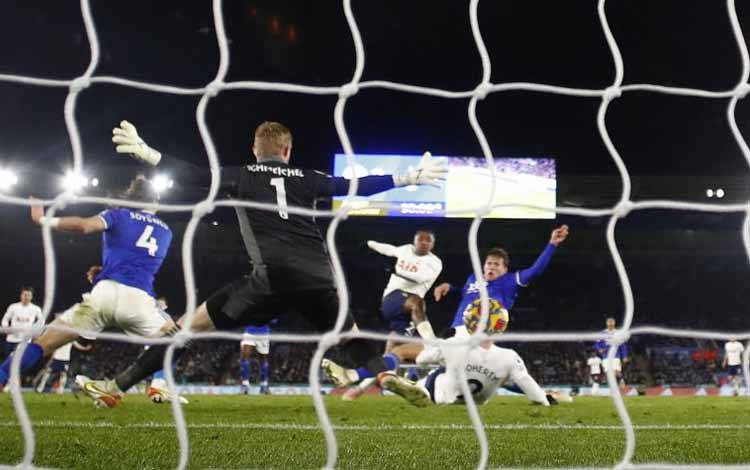 Pemain Tottenham Hotspur Steven Bergwijn mencetak gol kedua timnya ketika mereka menang 3-2 atas Leicester City dalam pertandingan Liga Inggris di King Power Stadium, Leicester, Inggris, 19 Januari 2022