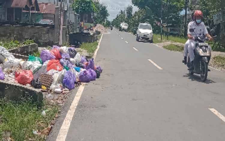 Tumpukan sampah terlihat hingga ke pinggir jalan di depan Pasar Kamis Jalan Tingang Menteng Kecamatan Kahayan Hilir, Kabupaten Pulang Pisau, Kamis 20 Januari 2022