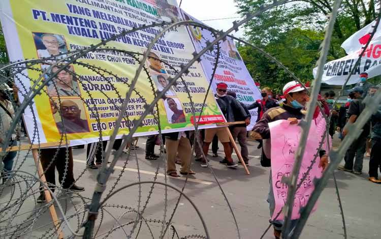 Warga Desa Ramban, Kecamatan MHU, melakukan aksi di depan Kantor DPRD Kotim