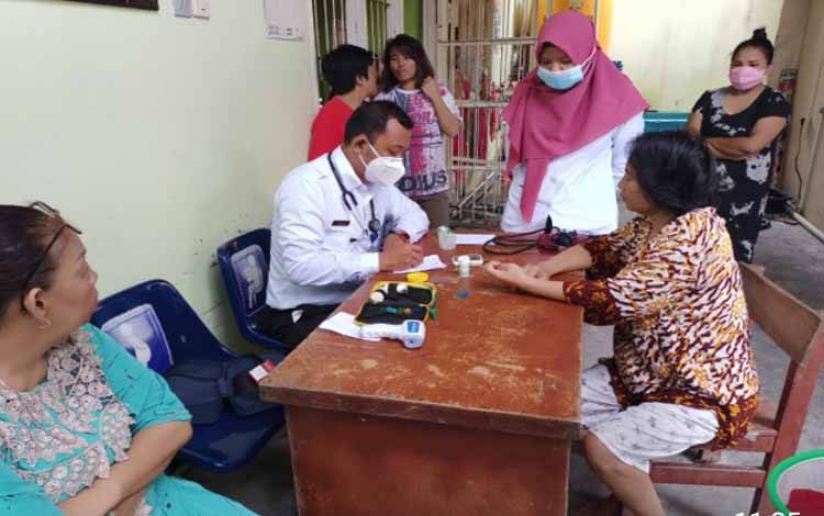 Pengecekan kesehatan WBP Lapas Sampit dilakukan secara rutin