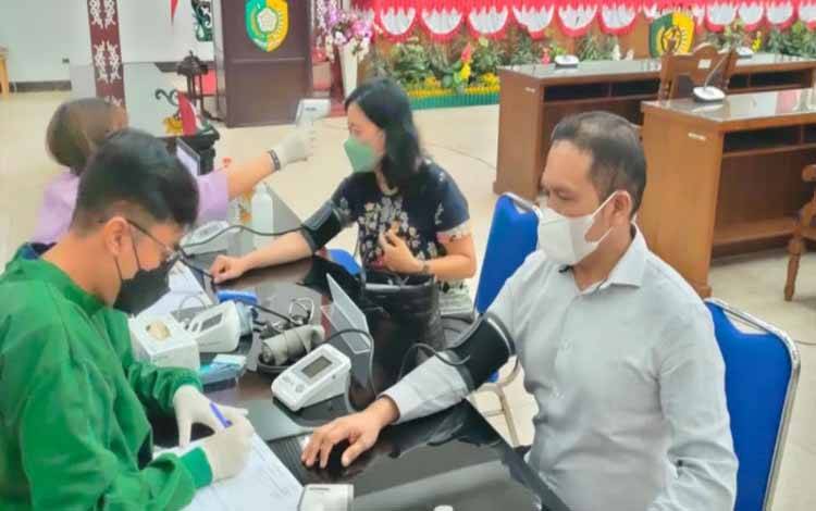 Anggota DPRD Palangka Raya, Khemal Nasery saat vaksinasi dosis ketiga  