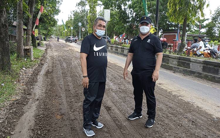 Bupati Kotim Halikinnor saat memantau perbaikan Jalan HM Arsyad, beberapa waktu lalu.