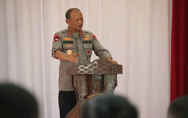 Kapolda Kalimantan Tengah Irjen Nanang Avianto memberikan arahan pada personel Polres Kabupaten Gunung Mas, Kamis, 20 Januari 2022.