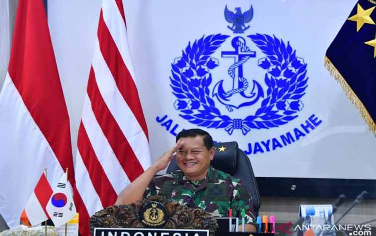 Kasal Laksamana TNI Yudo Margono saat memberikan sambutan pada pertemuan secara daring dengan Kasal Korea Selatan Laksamana Kim Jung-Soo di Mabesal Cilangkap, Jakarta Timur, Rabu (19/1/2022)