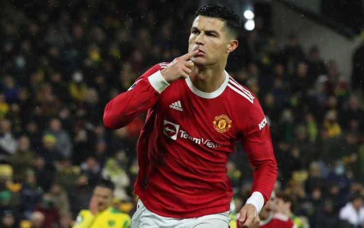 Striker Manchester United Cristiano Ronaldo merayakan golnya dari tendangan penalti yang membawa United menang 1-0 atas Norwich City di Carrow Road, Norwich, Inggris, 11 Desember 2021