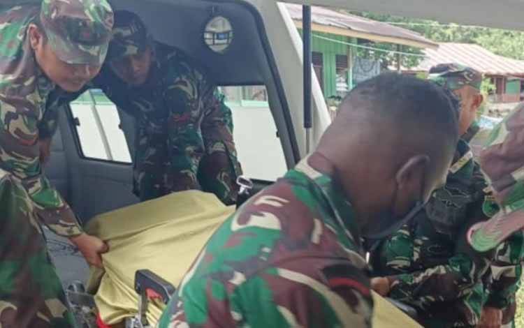 Anggota Kodim 1809 Maybrat mengevakuasi satu anggota TNI AD korban penembakan di Distrik Aifat Timur kabupaten Maybrat Papua Barat, Kamis (20/1/2022)