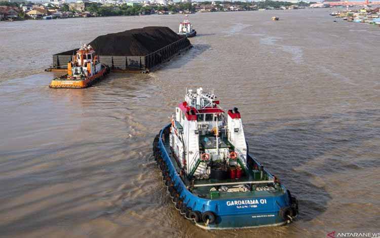 Ilustrasi: Sebuah kapal tongkang pengangkut batu bara melintas di Sungai Musi, Palembang, Sumatera Selatan, Jumat (14/1/2022)