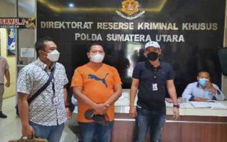 Polda Sumatera Utara menangkap ISK (nomor 2 dari kiri) diduga tersangka kasus korupsi yang melibatkan TRP Bupati Langkat